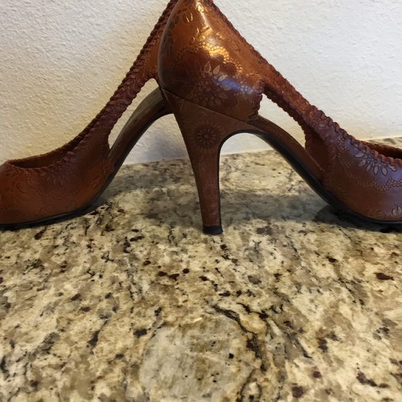 Brown BCBG girls pump shoes - Picture 2 of 5